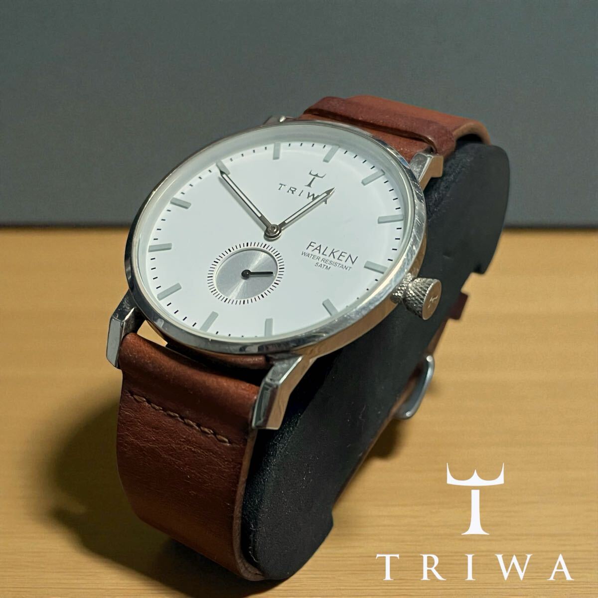 【稼働品】TRIWA FALKEN / トリワ クォーツ ラウンド 腕時計 メンズ シルバー×ホワイト 2針+1針 レザーベルト GMT+1 ケース付き拍卖
