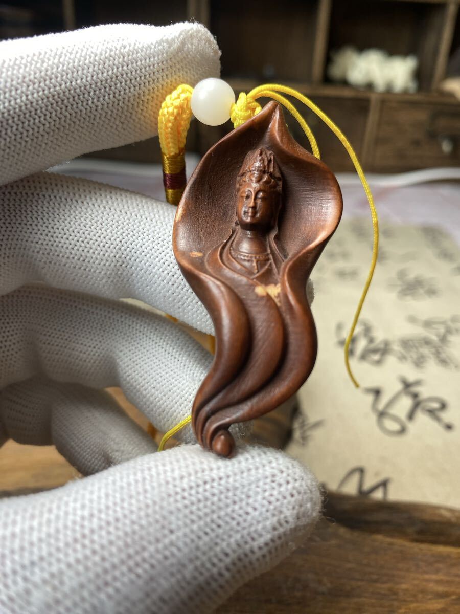 送料無料 古美術 葉っぱ観音菩薩 細密木彫 繊細彫刻 柘植 ツゲ 観世音菩薩 観音様 お守り 仏教美術 ご本尊 高さ6cm 根付 ストラップ拍卖