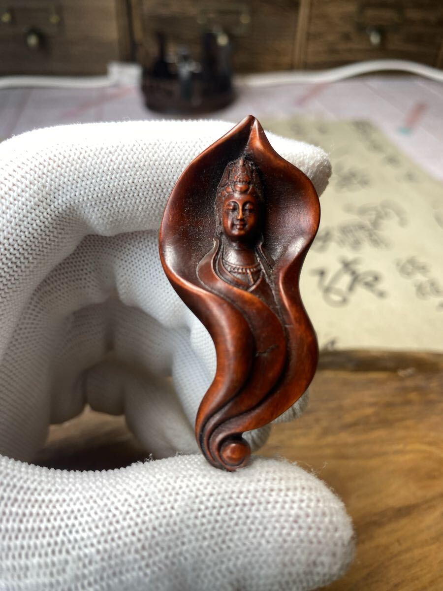 送料無料 古美術 葉っぱ観音菩薩 細密木彫 繊細彫刻 柘植 ツゲ 観世音菩薩 観音様 お守り 仏教美術 ご本尊 高さ6cm 拍卖