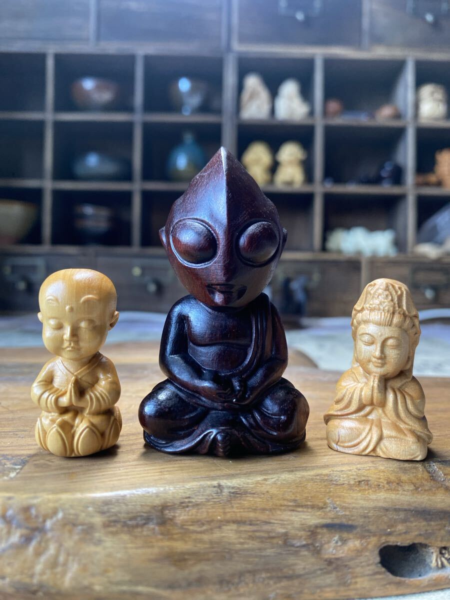 送料無料 仏教美術 高級木材彫刻 天然木 静思 木彫り 可愛い坐像オブジェ 置物聖 實 工芸品 3点セット 仏教工芸品 根付拍卖