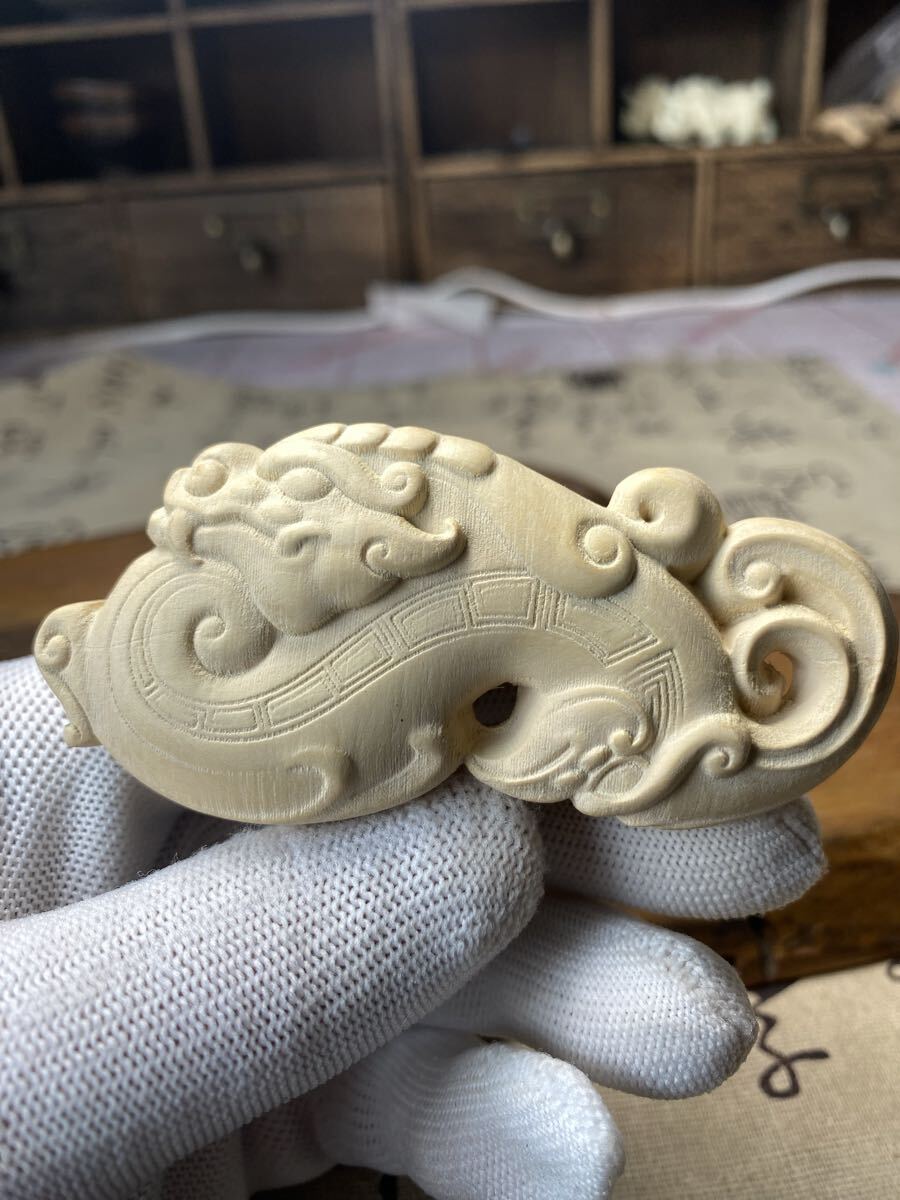 送料無料 古美術 龍鳳柘植木彫り 黄楊木 龍と鳳の根付け 細密彫 お守り 美品 飾り物 リアル繊細彫刻 龍 根付 高さ9cm拍卖