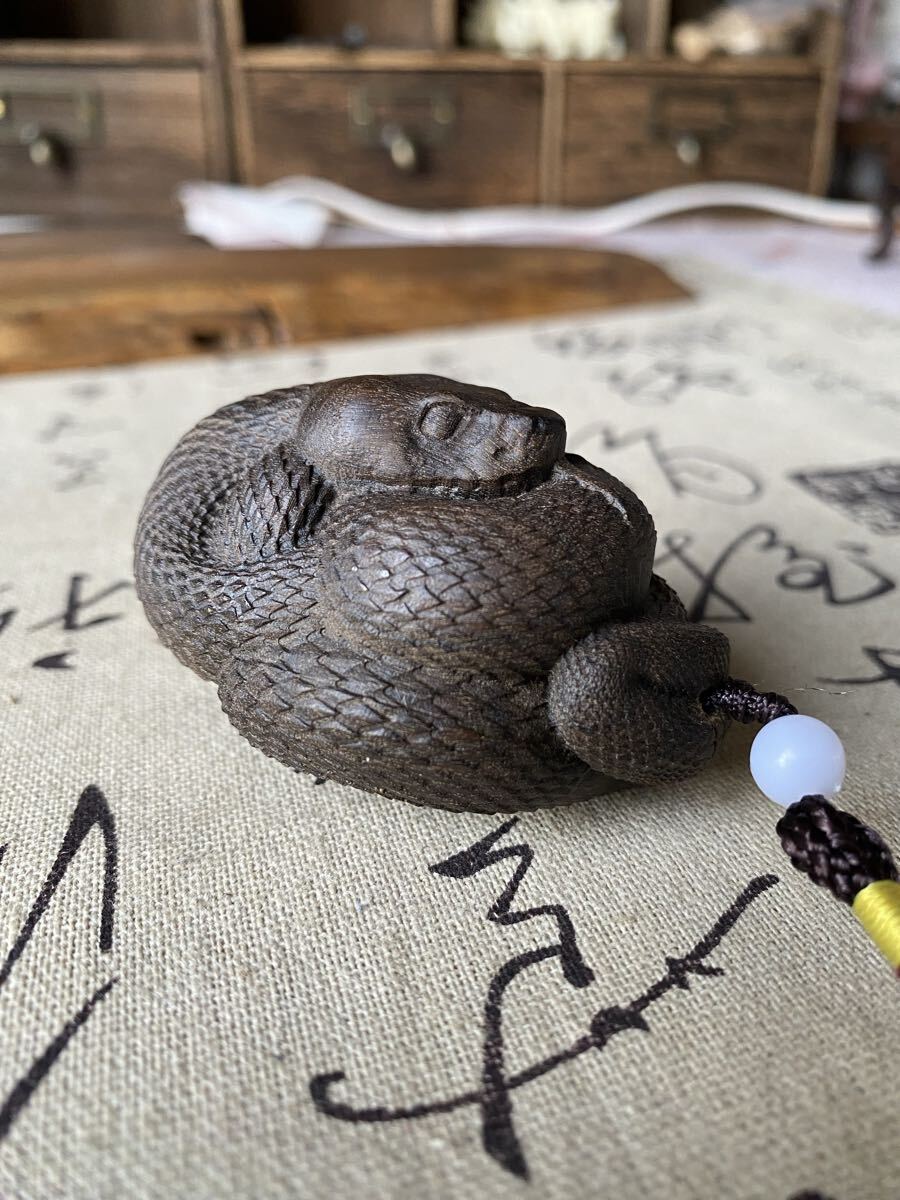 送料無料 仏教美術 蛇 高級木材 細密木彫 リアル繊細彫刻 置物 飾り 工芸品 高さ7ベトナム産沈香 美品 根付 提げ物 提物拍卖