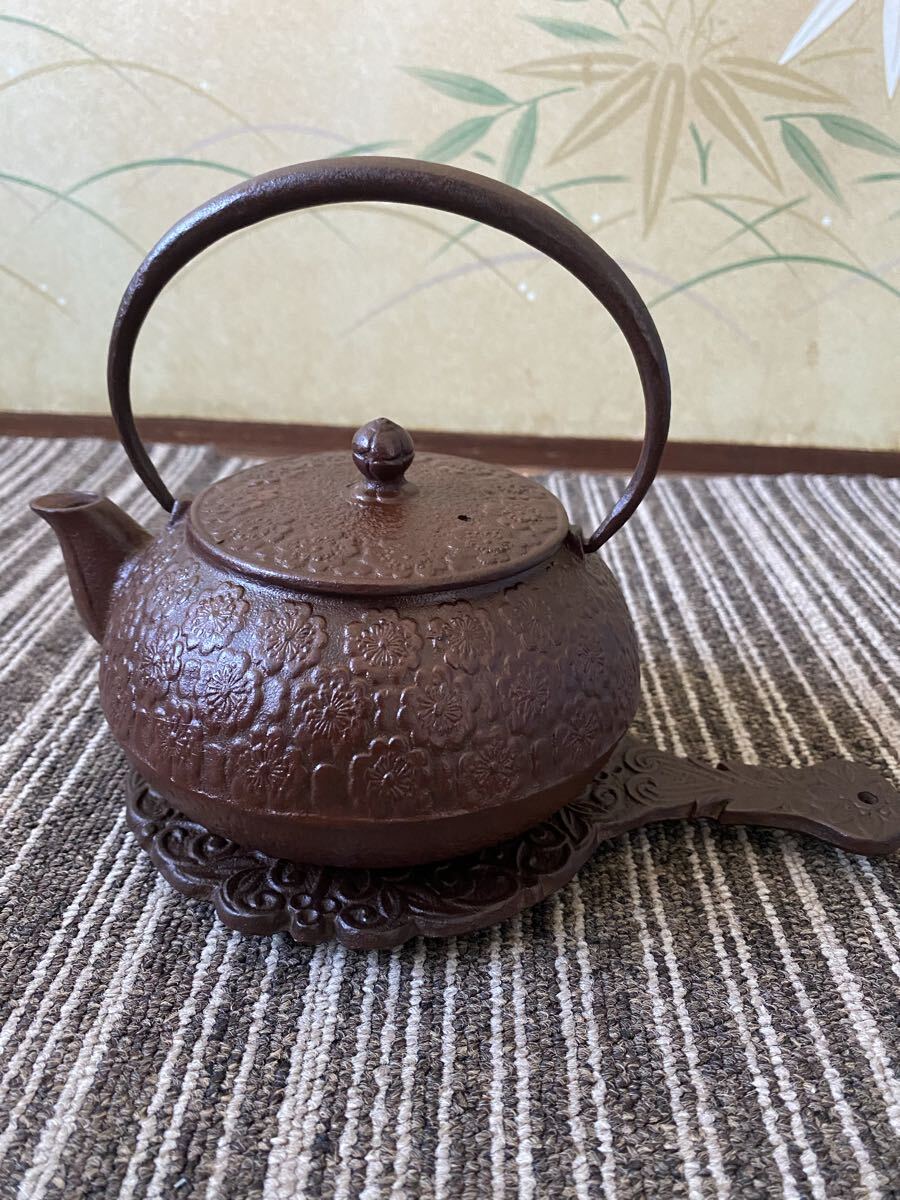 日本製 菊紋模様 鉄瓶 急須 南部鉄器 茶道具茶器 金属工芸 鉄器 アンティーク 鉄製 煎茶道具 鉄器 南部鉄瓶 在銘 花台付き拍卖