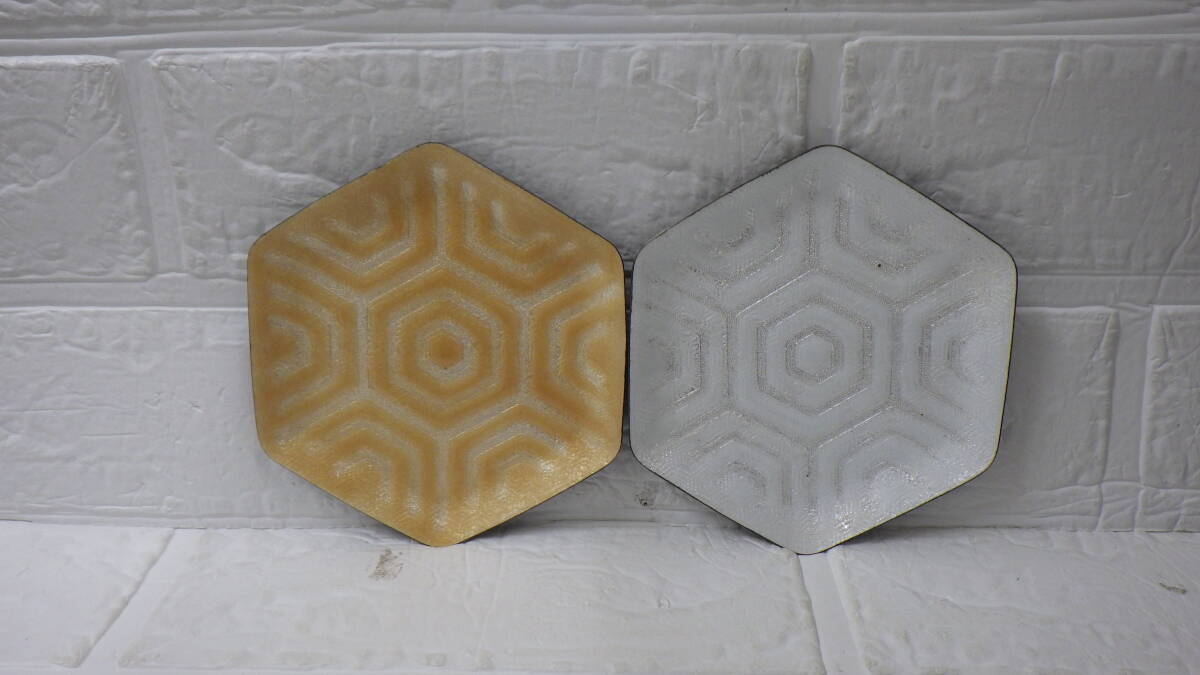 #17780B 保管品 七宝焼き 六角形皿 金/白2枚セット 銘々皿 名古屋安藤七宝店 箱入り 未使用拍卖