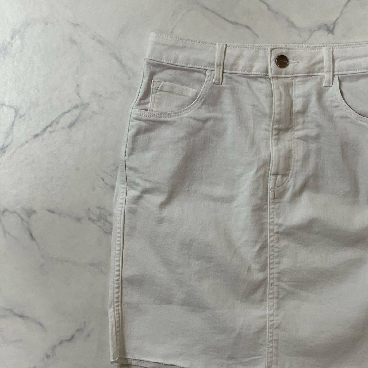 美品 H&M エイチアンドエム ストレッチ カットオフ ジップ ポケット ボタン ひざ丈 スカート ホワイト EUR 38拍卖