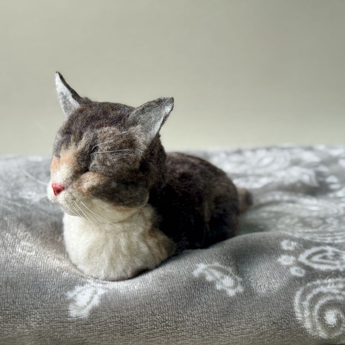 ひだまり工房 お昼寝ねこさん 香箱座り 短尾 日本猫 和猫 三毛猫 キャリコ 羊毛フェルト インテリア ハンドメイド リアル ドール拍卖