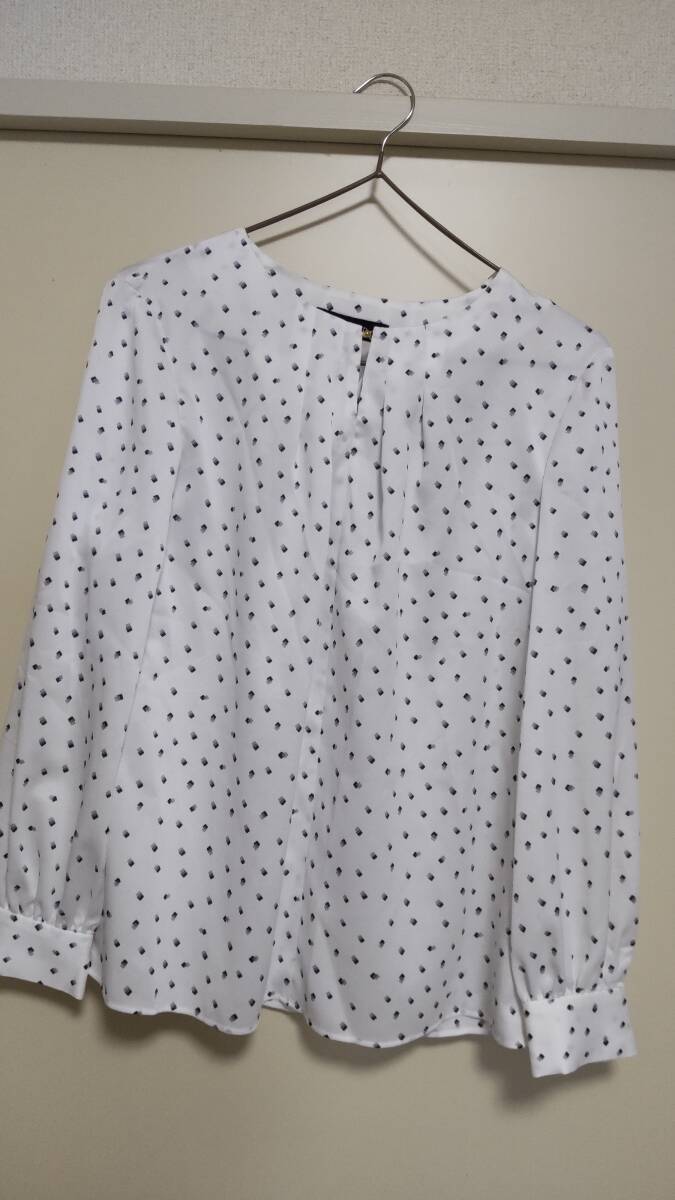 タグ付 アンタイトル 幾何学柄プリントブラウス 02/ オフホワイト拍卖