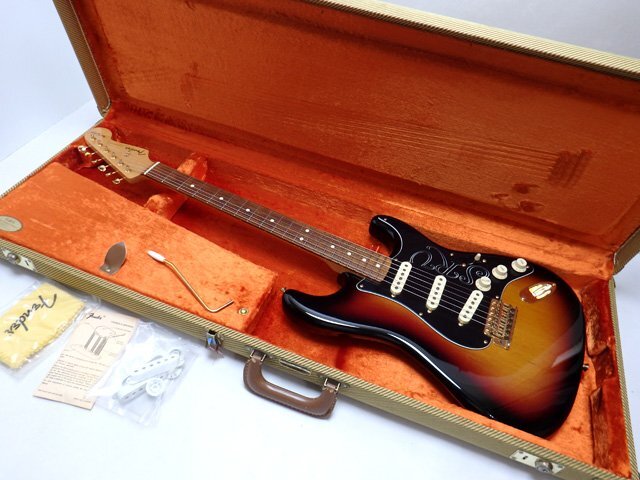 Fender Stevie Ray Vaughan Stratocaster 3-Color Sunburst 2002年製 フェンダー ストラトキャスター拍卖