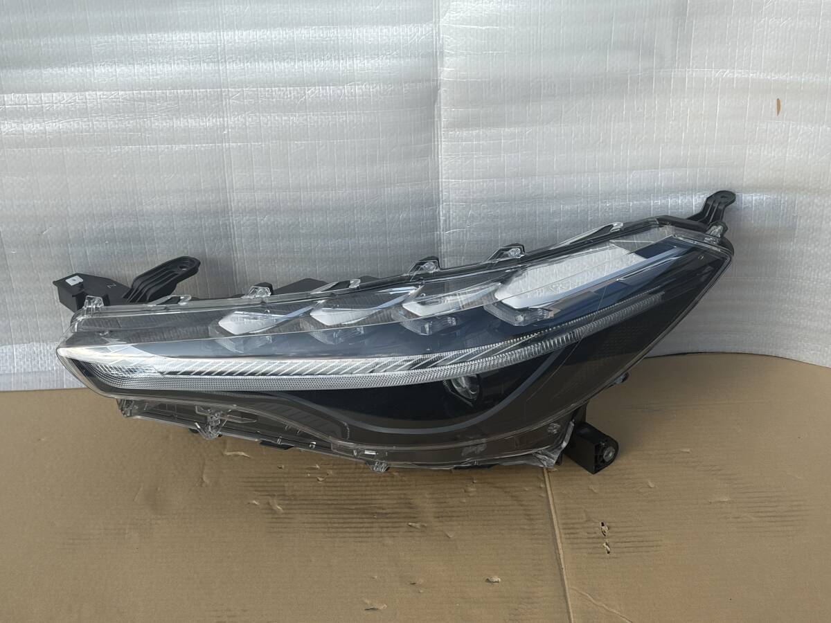 カローラクロス ZVG11 ZVG15 ZSG10 ヘッドライト 16-177 LED拍卖