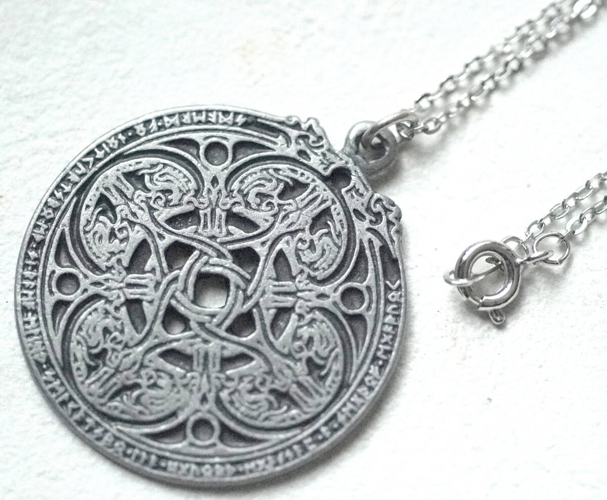アンティーク風 ケルトの文様とルーン文字のネックレス 魔法 魔術拍卖