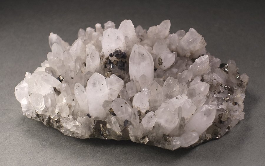 ∇花∇天然水晶原石 クォーツ・クラスター パイライト(黄鉄鉱)共生 幅10.9×8.5cm/重量315g 鉱物 天然石 宝石置物 群晶 A拍卖