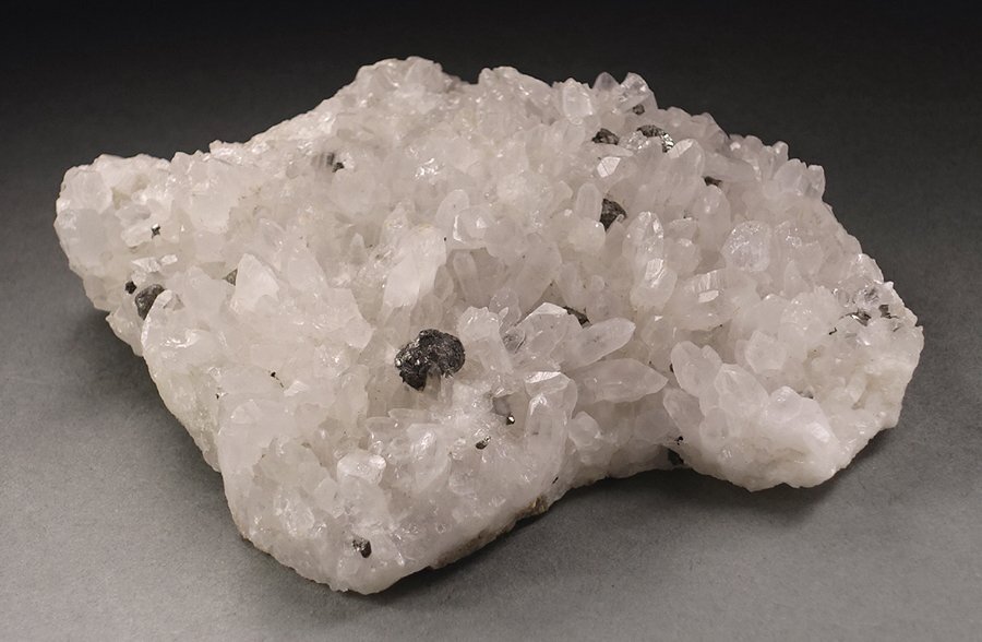 ∇花∇天然水晶原石 クォーツ・クラスター パイライト(黄鉄鉱)共生 幅15.5×12.2cm/重量751g 鉱物 天然石 宝石置物 群晶 K拍卖