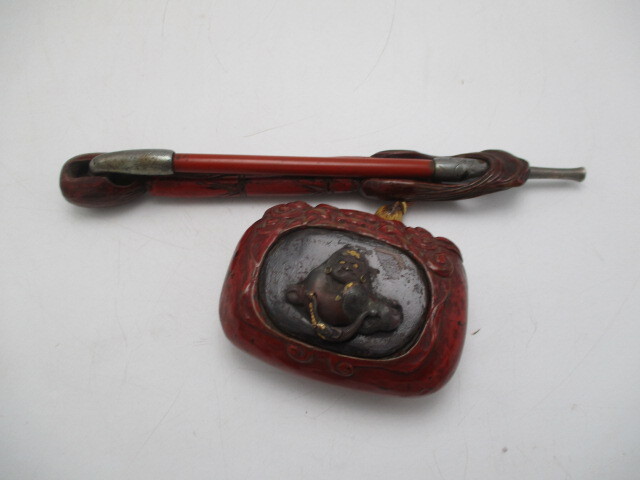★☆骨董品 キセル 煙管 根付 煙草入れ 煙草筒 朱塗り 細工 緒締玉 銀象嵌 提げ物☆★拍卖