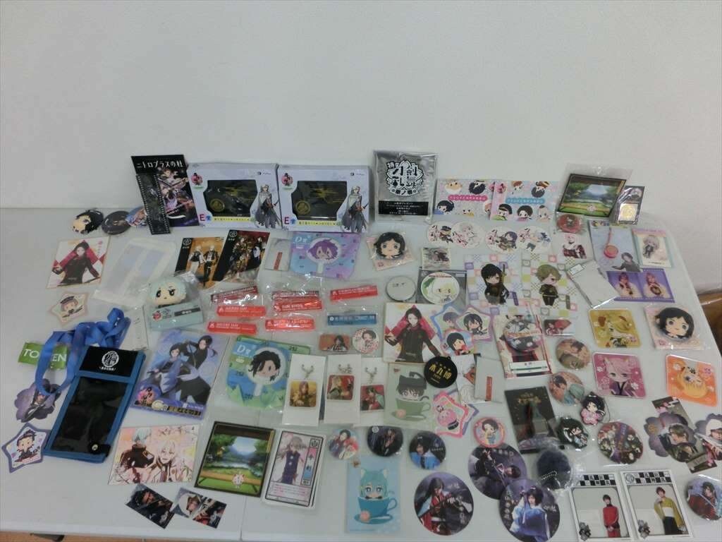 G【SE35-85】【100サイズ】未検品/刀剣乱舞/グッズ/まとめてセット/色紙、ぬいぐるみ、缶バッジ他拍卖