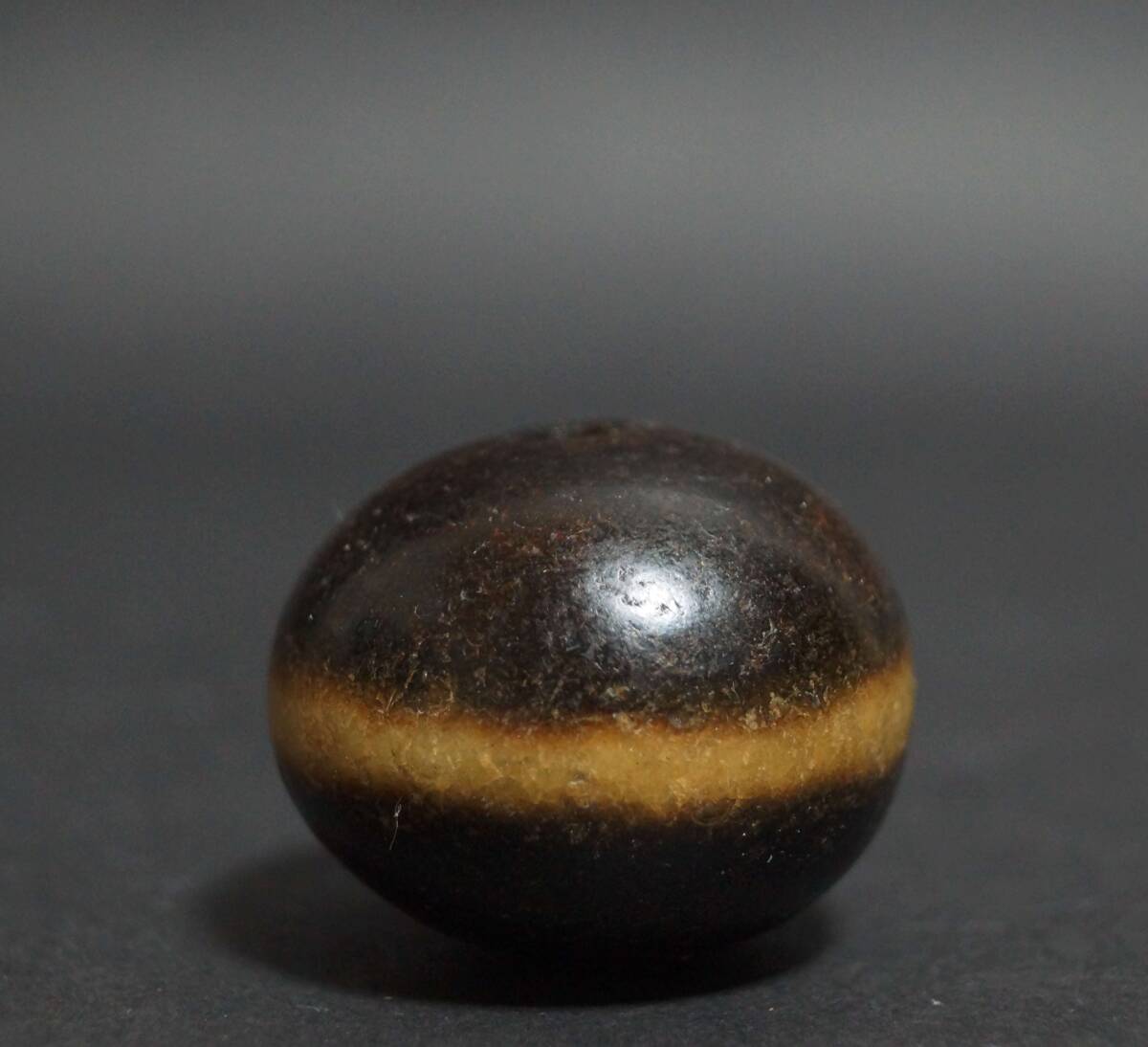 【閑】オールド チベット 老メノウ 瑪瑙 薬師天珠 線珠 特大玉根付 緒締玉 アゲート 提げ物 Dziビーズ装飾品径3.3cm☆美しい石目☆7D1115拍卖