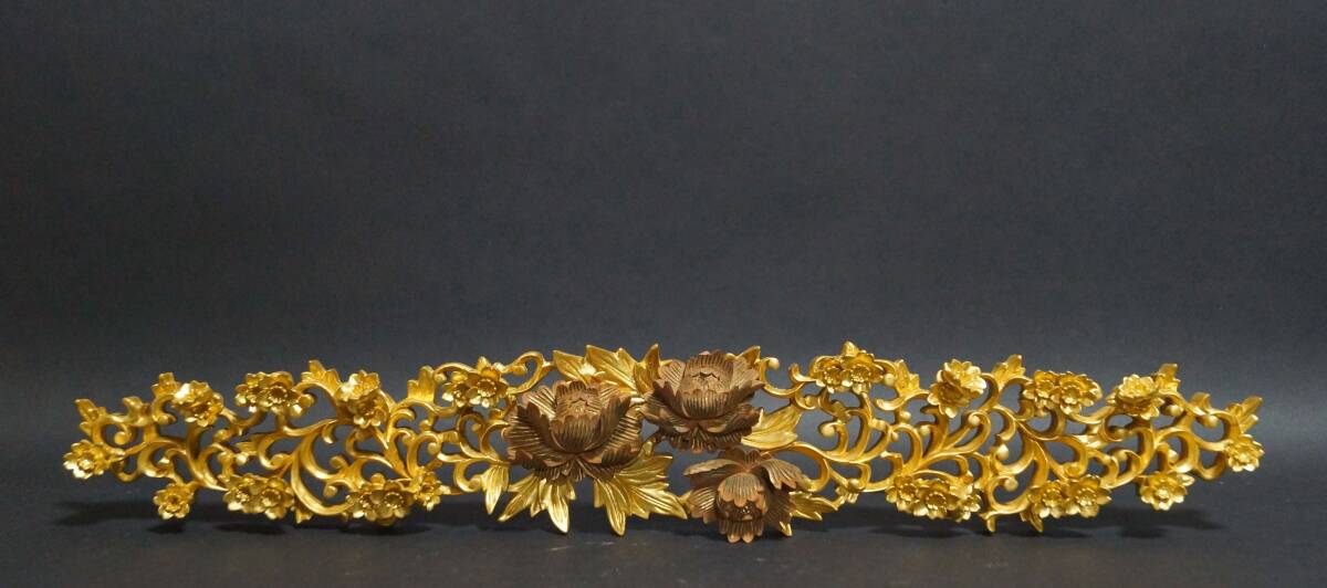 【閑】時代柘植 一刀彫り 透かし彫り『牡丹梅文図』 黄楊木金箔塗り 欄間飾り 木彫欄間 飾り置物 オブジェ 横幅47.5cm★時代物★7D1111拍卖