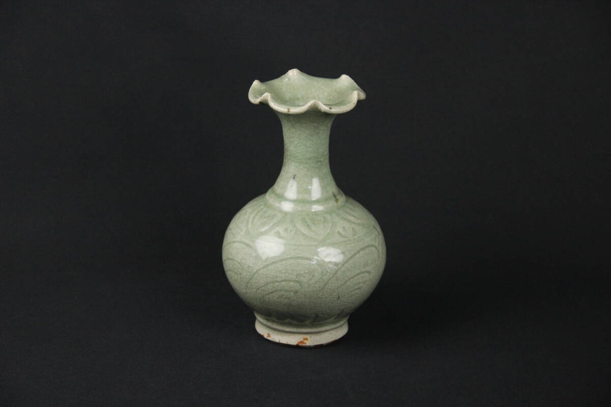 中国美術 宋時代 龍泉窯 青磁 刻花 花瓶 荷葉口 古陶瓷 EN21-06拍卖