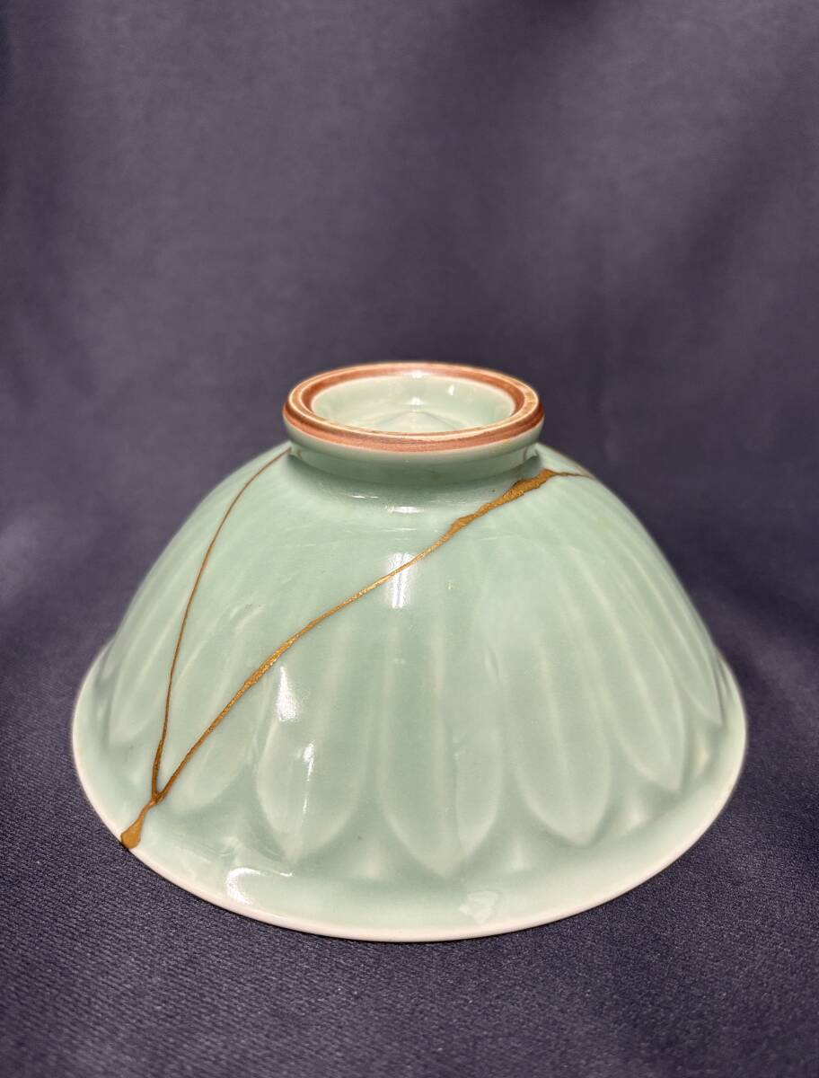 ◆焼き物【砧青磁碗(金継) 銘・慎独 渓山 共箱】しのぎ,ちゃわん,茶道具,陶磁器,日本美術,青磁,金継,龍泉窯,加藤渓山,古玩,古物,民藝拍卖