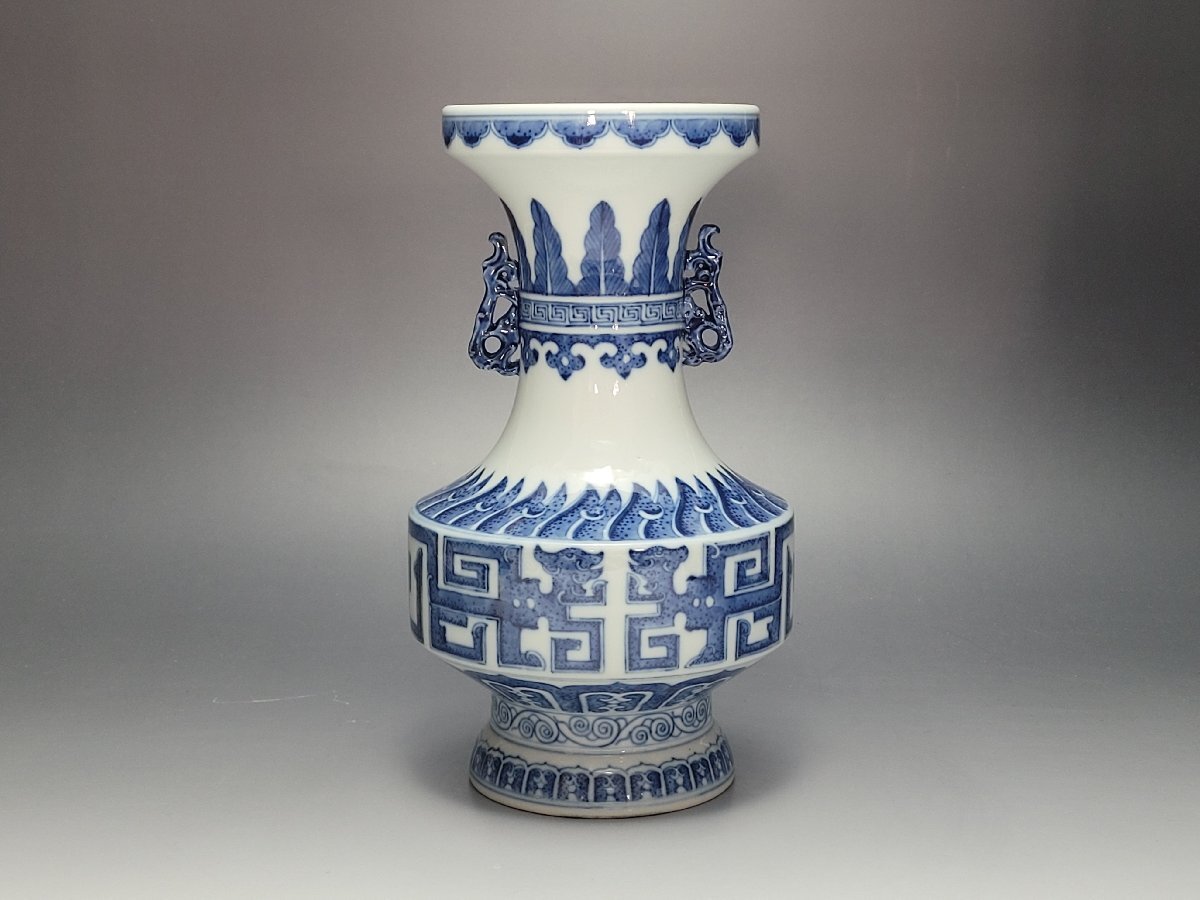 染付 吉祥 龍紋 両耳花瓶 「大清乾隆年製」銘 時代唐物 高さ約20.8cm / 明清時代 花瓶 飾瓶 花插 茶道具 茶器 人間国宝 李朝 高麗 古玩 古拍卖