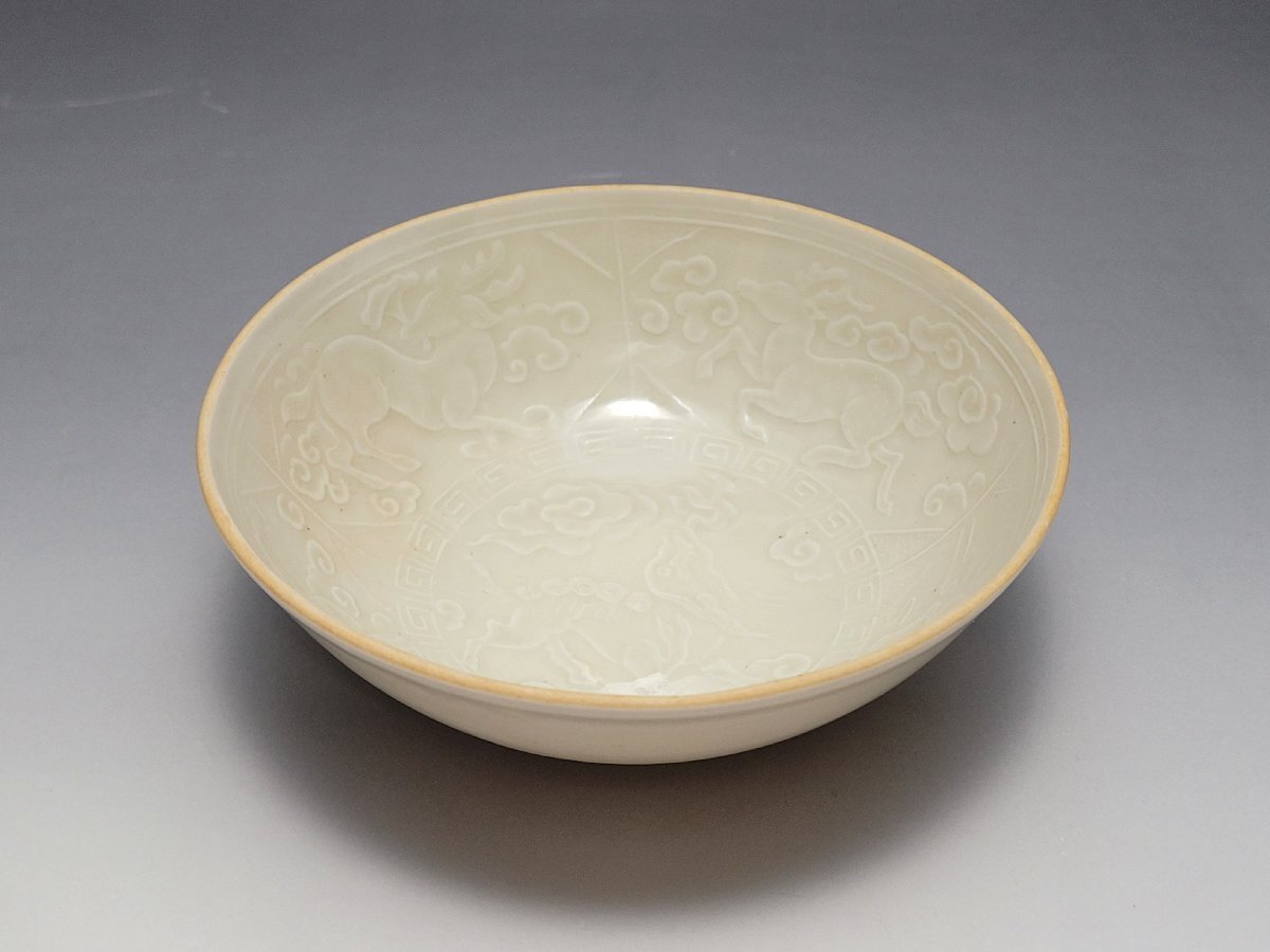 V 純白磁 陽刻 霊芝鹿紋 碗 時代唐物 幅約11.9cm / 宋元時代 茶碗 盃 杯 盞 小鉢 茶道具 煎茶道具 酒器 唐物 人間国宝 李朝 高麗 古玩 古董拍卖