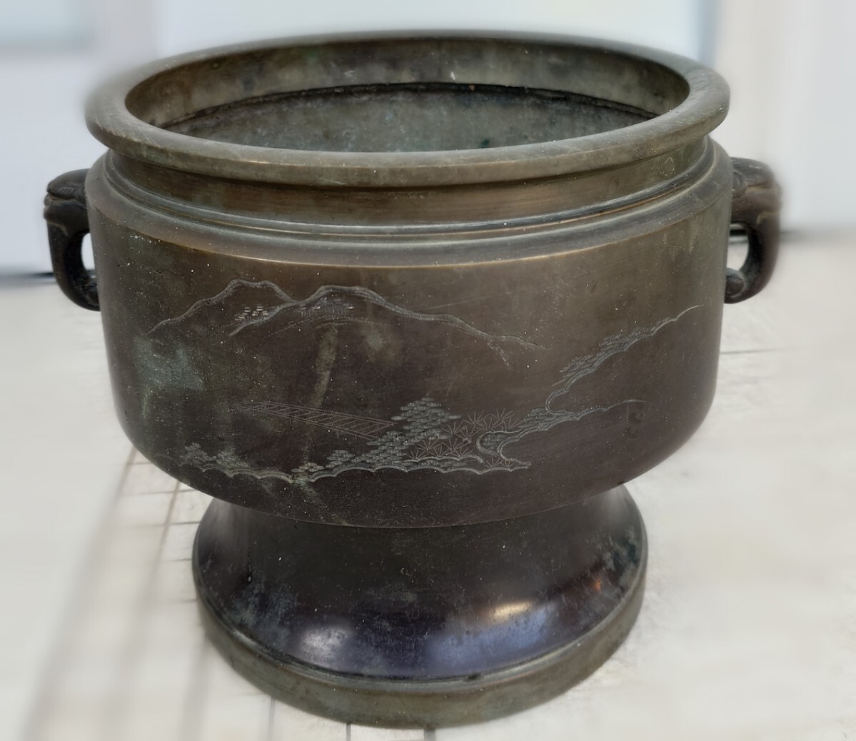 双耳 火鉢 手炙り 真鍮製 山水図 古民具 古道具 時代物 手あぶり 時代物 昭和レトロ アンティーク インテリア拍卖