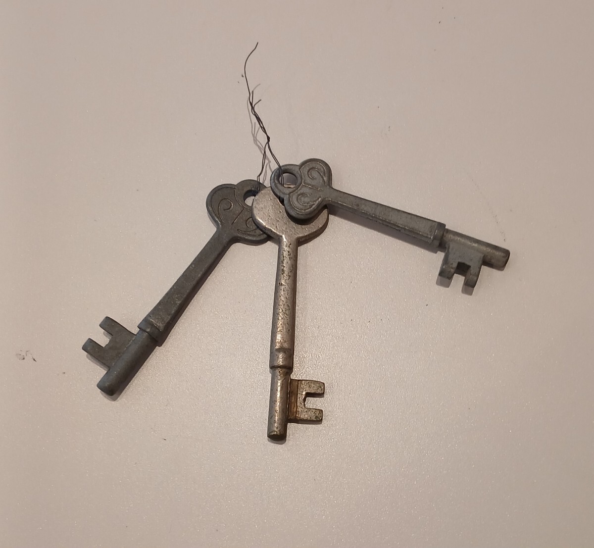 レトロ 鍵型 飾り オブジェ 3点 セット まとめ売り 雑貨 コレクション アンティーク ビンテージ 古い カギ 鍵拍卖