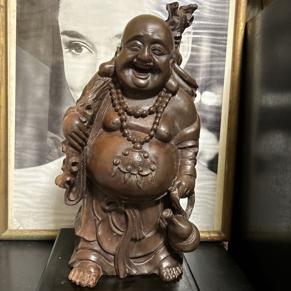布袋様 オブジェ 布袋像、金属、木彫りでは、ないです。陶器の様に見受けられます。重さ、15キロあります。拍卖
