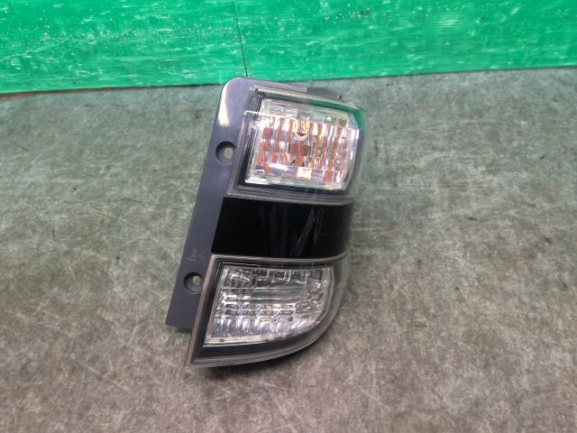 ヴェルファイア DBA-ANH20W 右テールランプ 2.4Z プラチナムセレクション 7人 81551-58090拍卖