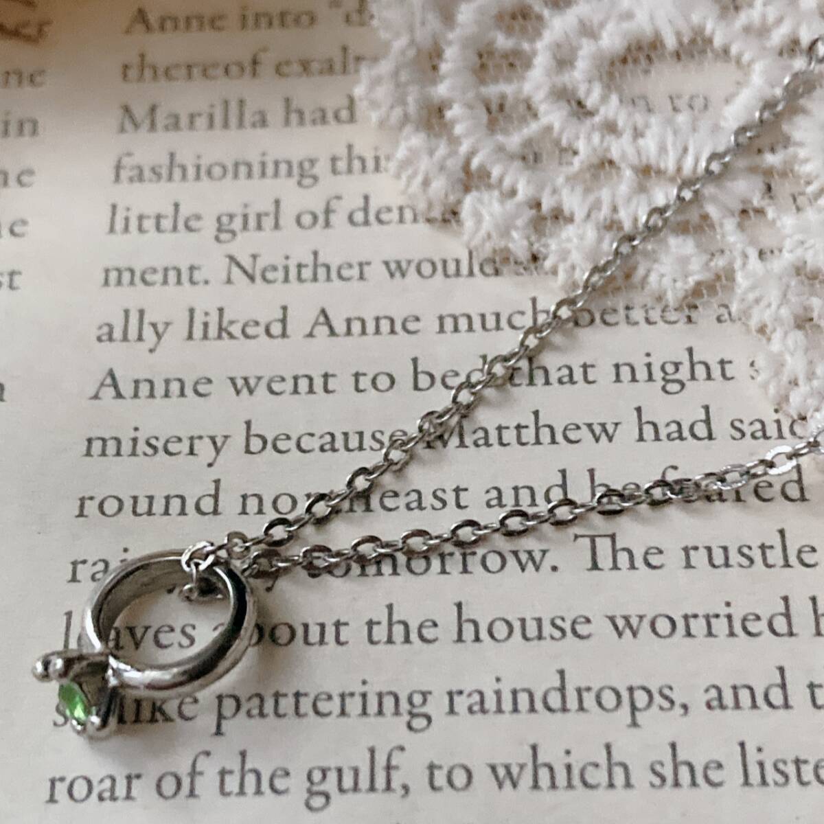 送無料■ネックレス ショート 指輪モチーフ グリーンストーン シルバートーン 美品■Vintage jewelry accessoriesF0394拍卖