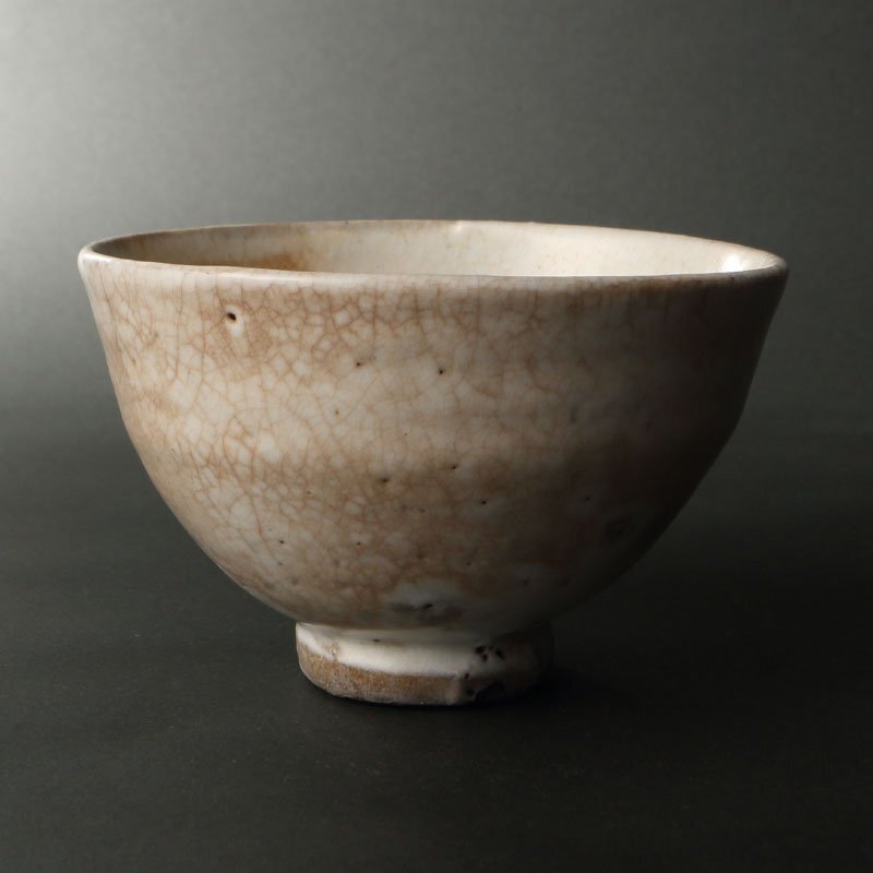 委託HK◇時代 雨漏粉引茶碗 ※仕覆添え(茶道具 陶磁器 陶芸 高麗茶碗 雨漏手 堅手 白 中国 朝鮮 李朝 古物 骨董 古美術 鑑賞 茶事 )拍卖