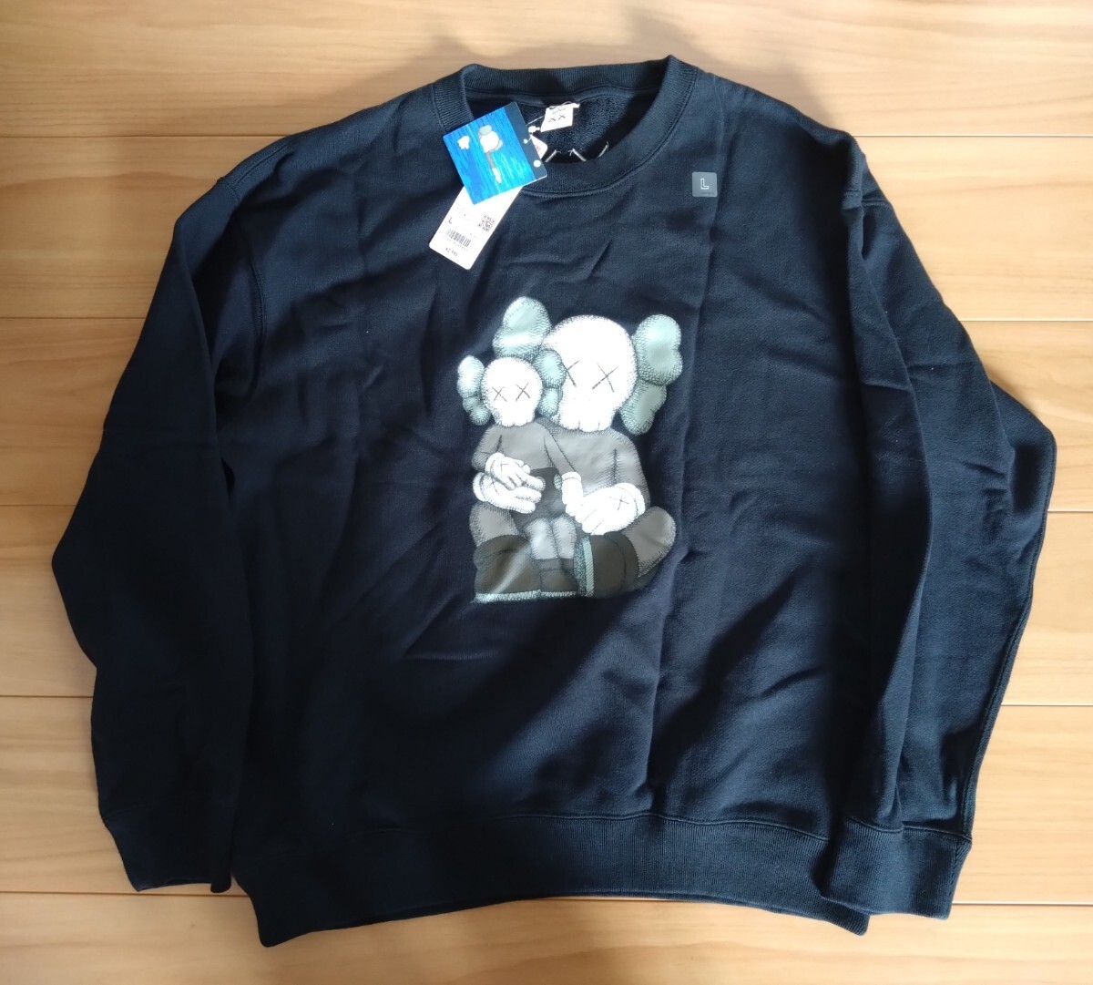 1円スタート!ユニクロUT未使用スウェットL カウズKAWSキャラクター デザイナー長袖シャツ 刺繍タグ付き黒トレーナーTEATORAベアブリック拍卖