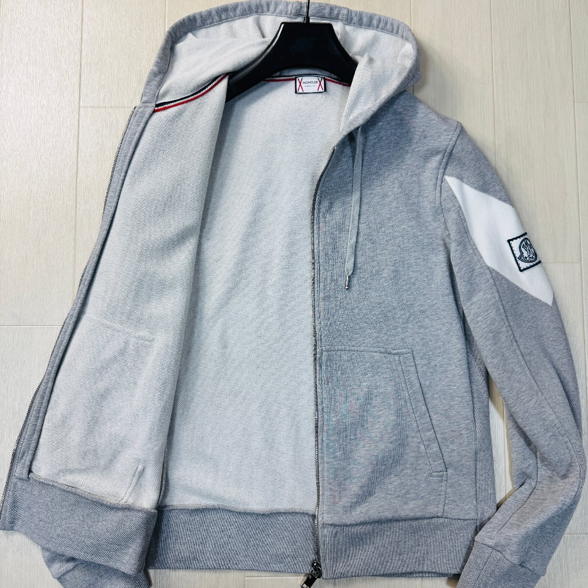 美品/Mサイズ★モンクレール MONCLER GAMME BLEU 袖ワッペン ジップパーカー フーデットジャケット トップス トリコロール メンズ グレー拍卖