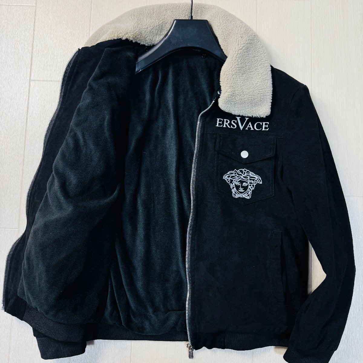 美品★ヴェルサーチ VERSACE フェイクスエード ジップブルゾン ジャケット アウター 襟ボア 裏起毛フリース レディース 黒 ブラック拍卖