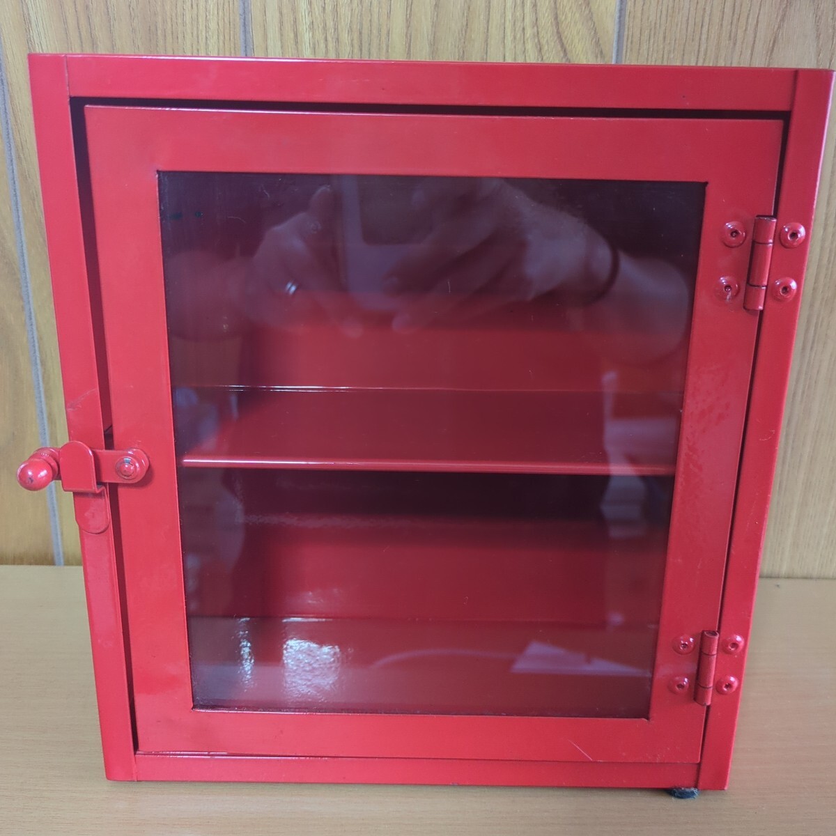 アンティーク ショーケース 飾り棚 小物用棚 ガラス扉 鉄製 レッド拍卖