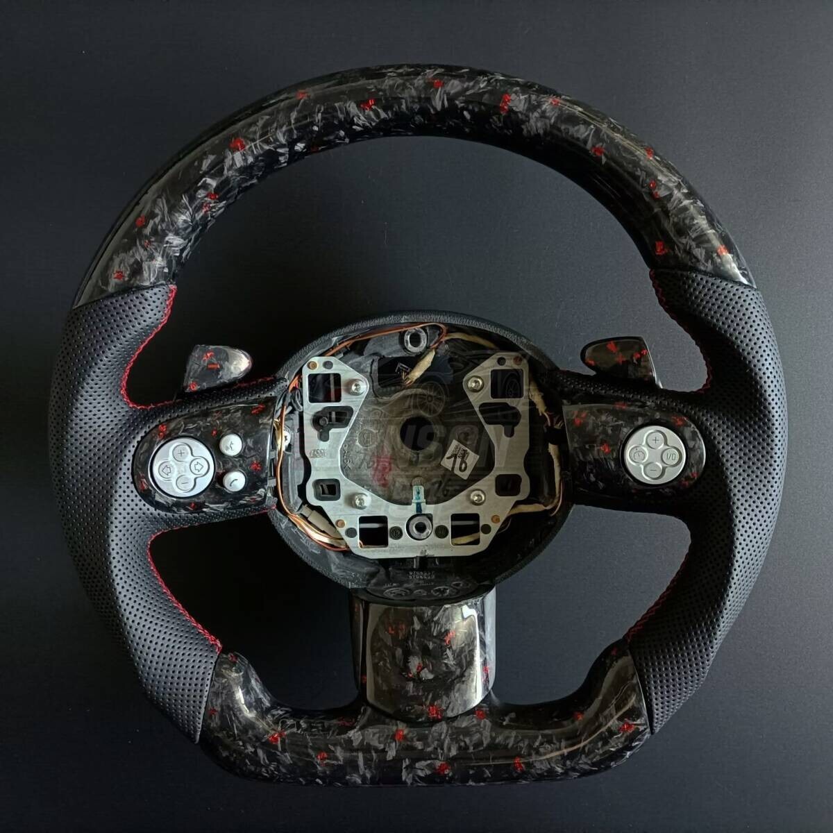 送料無料 フォージドカーボン・パンチングレザー製 MINI クーパーS R56 R55 R57 ステアリング スイッチカバー パドル付く拍卖