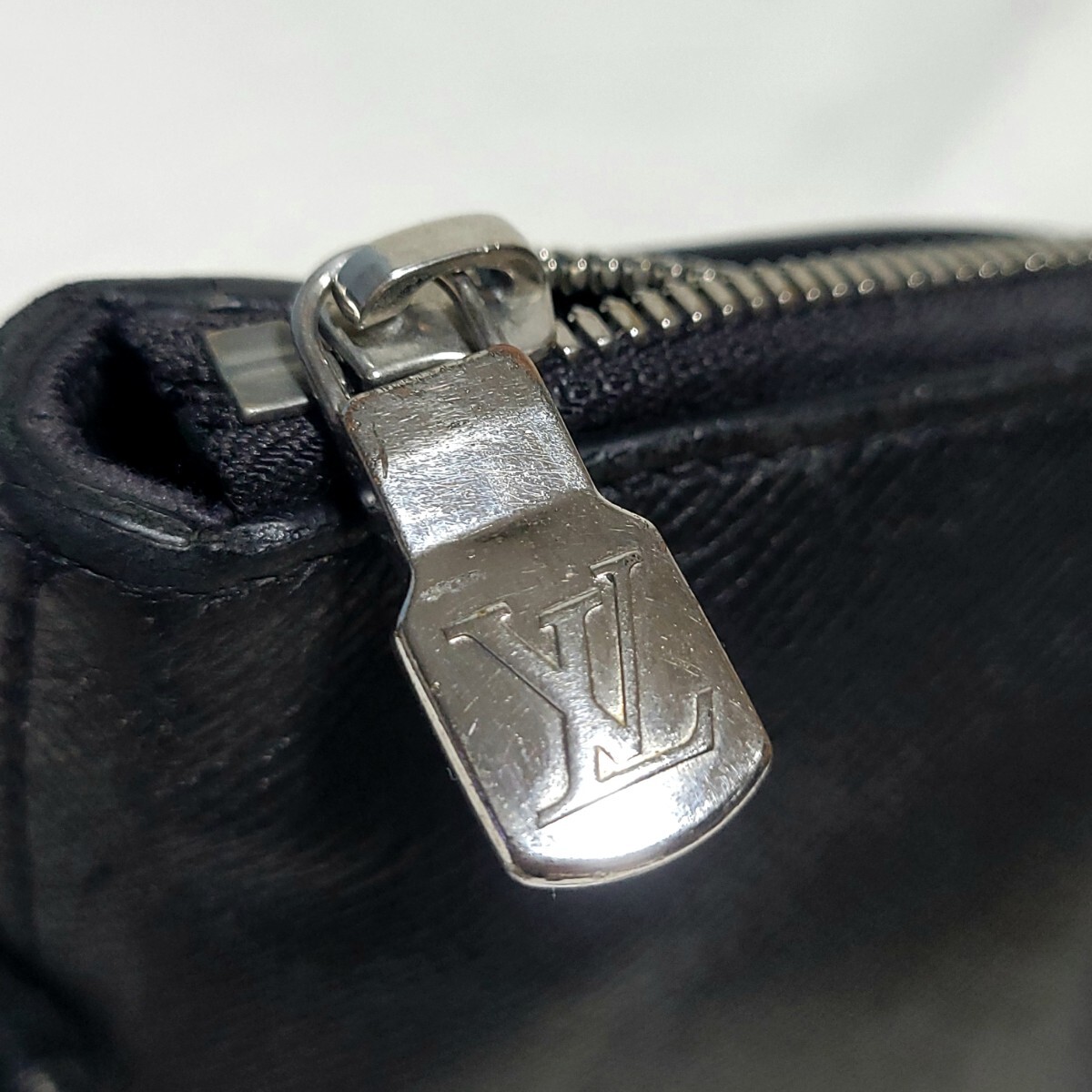 ルイヴィトン アントン ビジネスバッグ タイガ ブラック ファスナーブル 金具拍卖