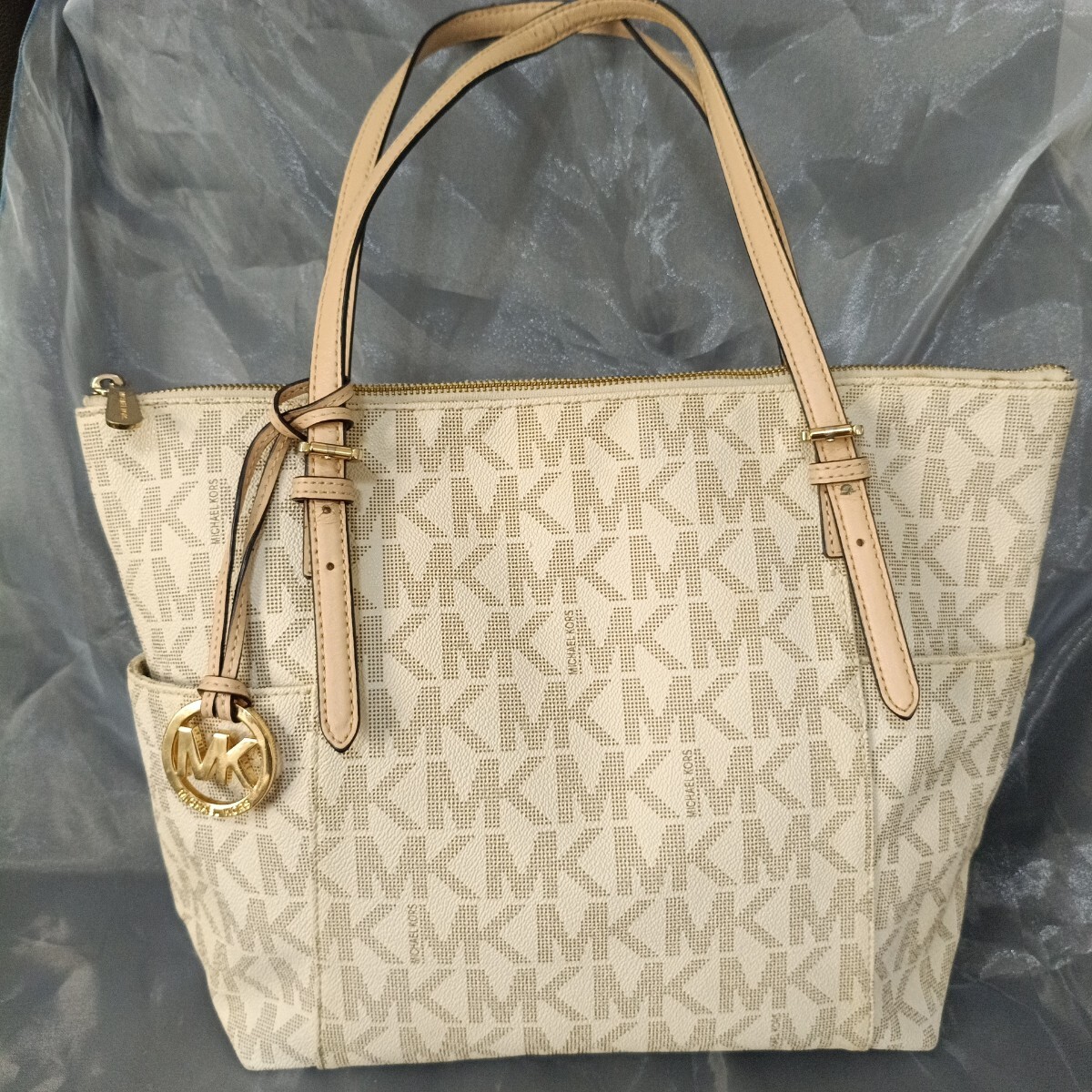 MICHAEL KORSマイケルコース ★MKロゴ総柄 トートバッグ PVC レザー 肩掛け ショルダーバッグ ホワイトベージュ系 両サイド内ポケット多数拍卖