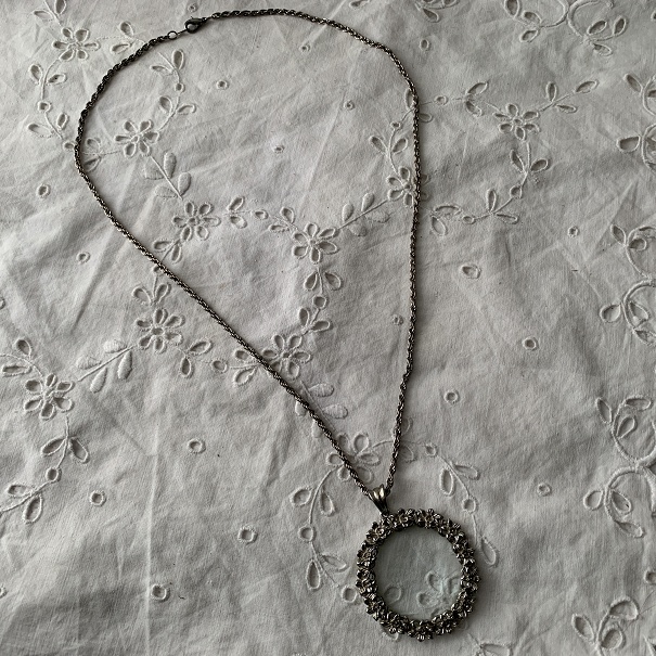 ルーペペンダント 拡大鏡 シルバーカラー 花 フラワーリース ロングネックレス 虫眼鏡 レトロアンティーク ヴィンテージ拍卖