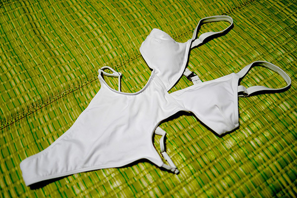 背中の露出多めでセクシーなスタイルの変形Tバックハイレグ水着・レオタード拍卖