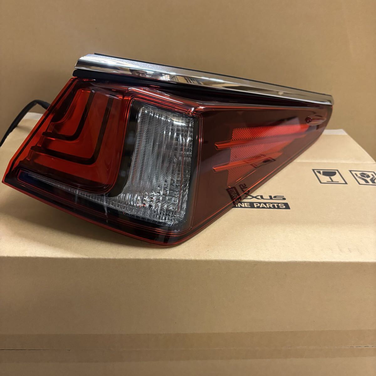 美品 レクサス テールランプ ES300h ES 右 外側 テールレンズ 81550-33592 右側 クロームメッキ 標準車拍卖