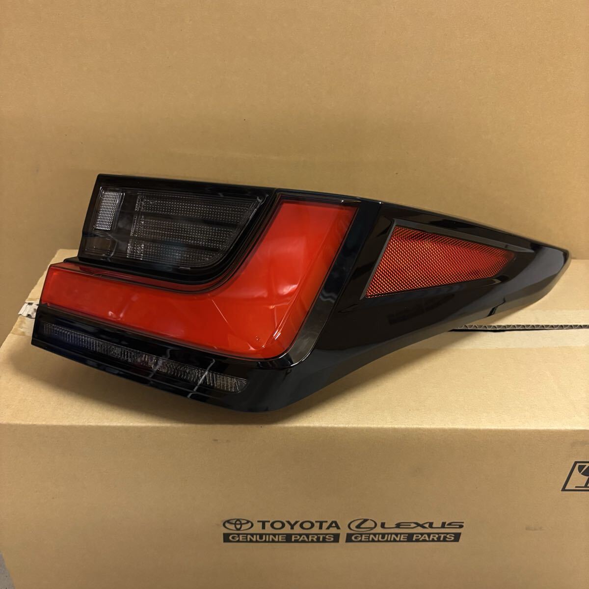 美品 レクサス テールランプ NX250 NX350 20系 NX 外側 テールレンズ 81551-78191 右側 管理AA拍卖