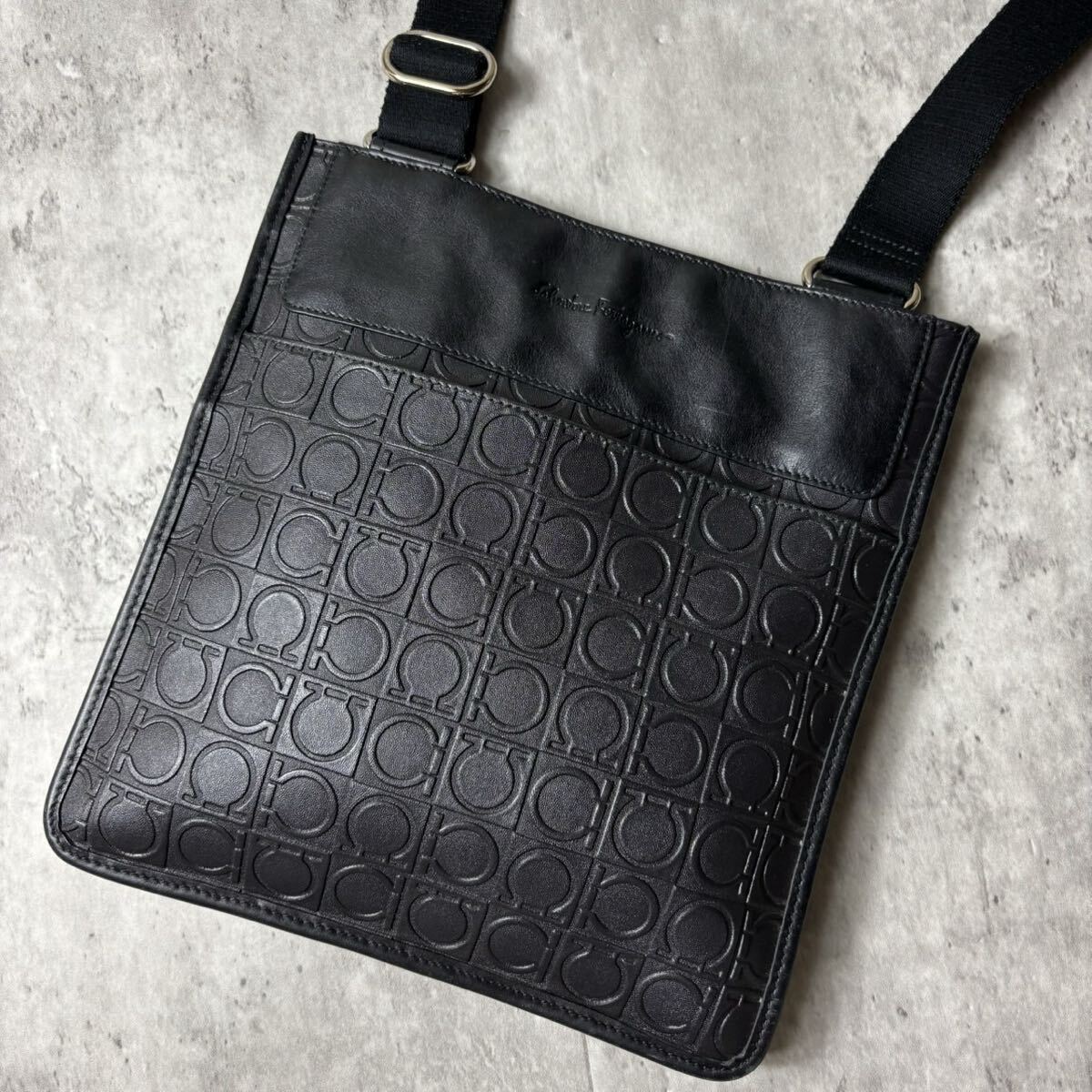 極美品/エンボス加工●Salvatore Ferragamo サルバトーレフェラガモ ショルダーバッグ サコッシュ ガンチーニ柄 メンズ ビジネス ブラック拍卖