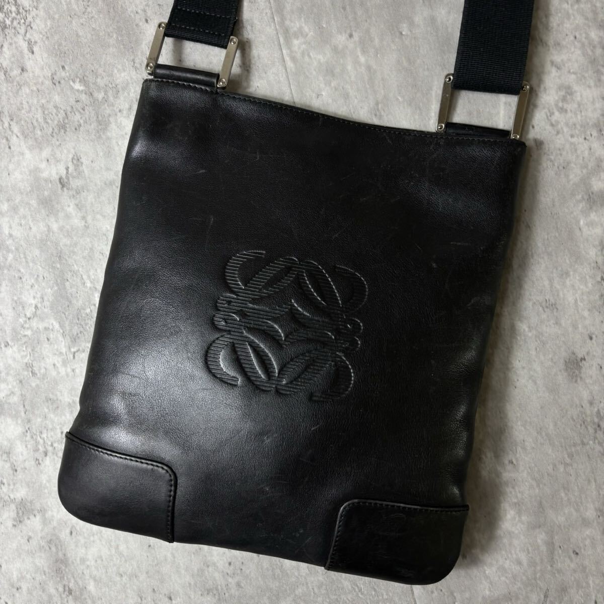 美品/両面アナグラム●LOEWE ロエベ ショルダーバッグ サコッシュ 斜め掛け クロスボディ ロゴ型押し レザー 本革 ビジネス メンズ 黒拍卖