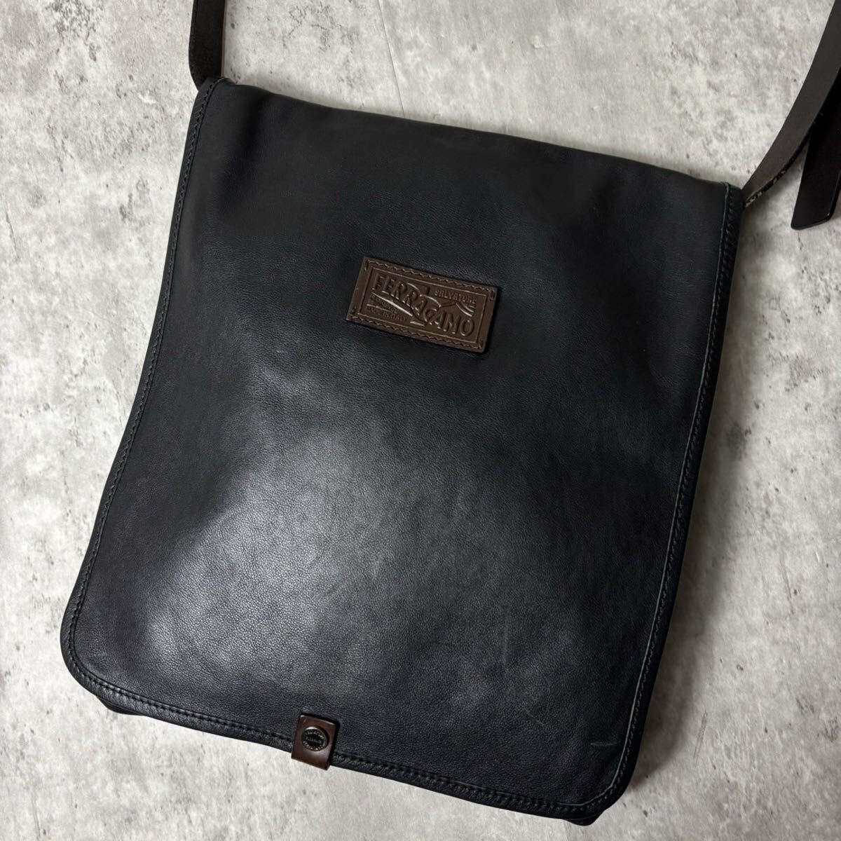 極美品/現行●Salvatore Ferragamo フェラガモ ショルダーバッグ 斜め掛け フラップ メッセンジャー レザー 本革 ビジネス メンズ ブラック拍卖