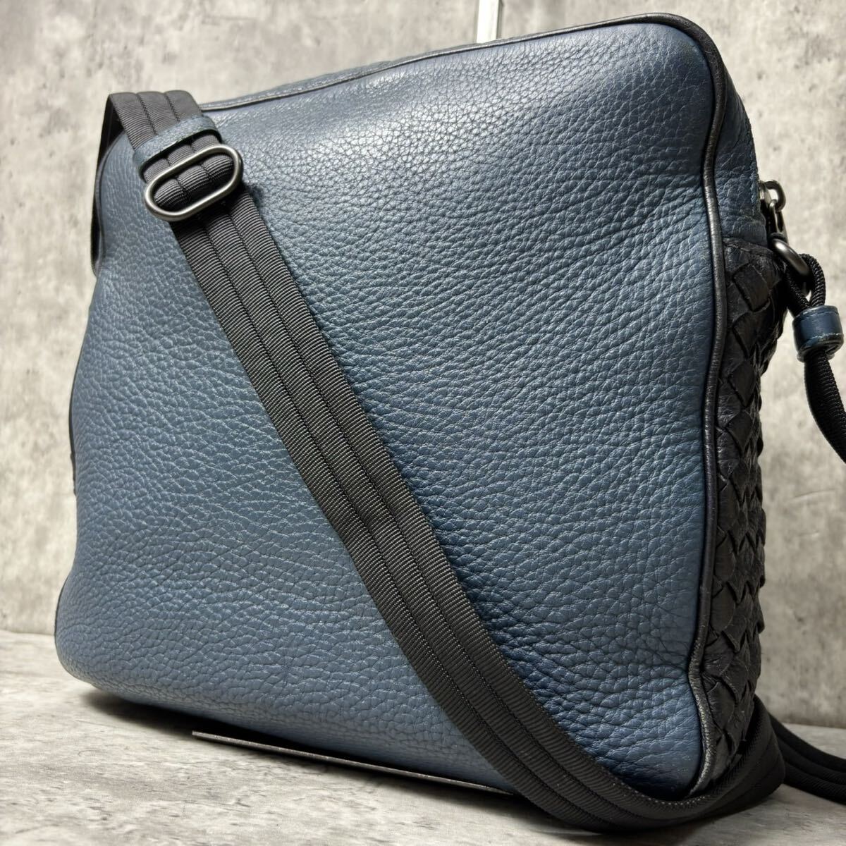 極美品/希少カラー●BOTTEGA VENETA ボッテガヴェネタ イントレチャート ショルダーバッグ 斜め掛け クロスボディ レザー 本革 メンズ 青黒拍卖