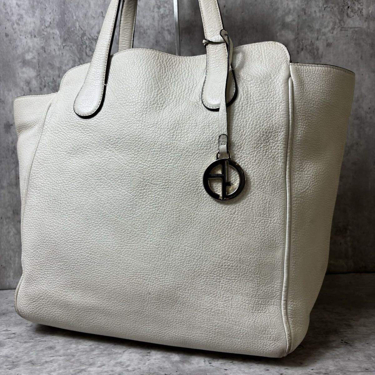 美品/大容量●GIORGIO ARMANI ジョルジオアルマーニ トートバッグ 肩掛け ショルダー レザー 本革 ビジネス ロゴチャーム メンズ ホワイト拍卖