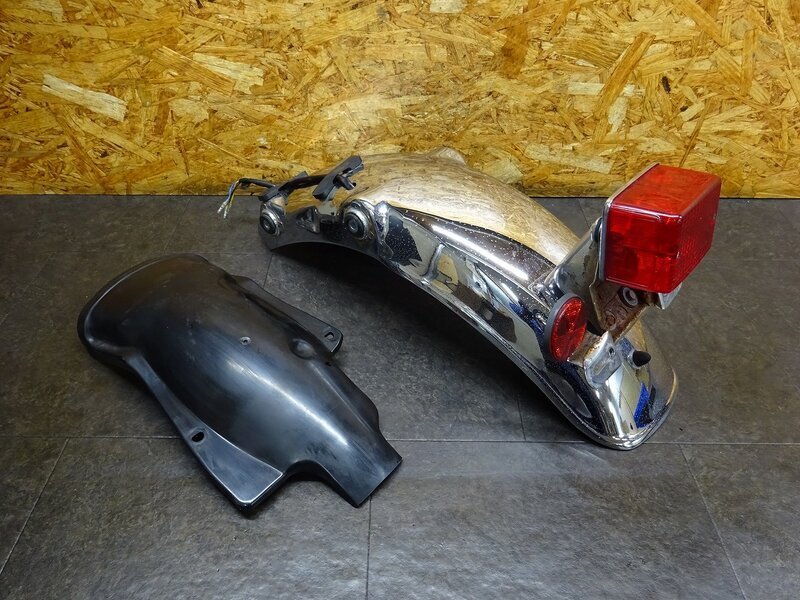 【251102】SR400(RH01J-020)◆ リアフェンダー リアインナーフェンダー テールランプ ブレーキランプ 反射板 ひび割れ有 【イモビ付拍卖