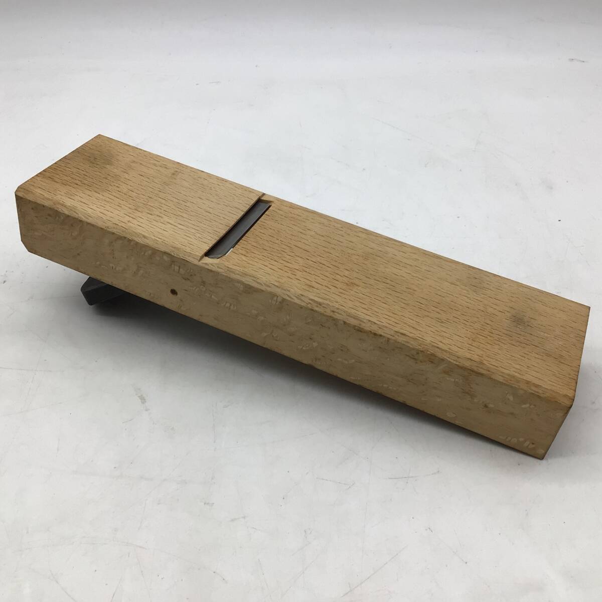 11103 【未使用保管品】忠生 鉋 平鉋 刃幅約54mm 木工用 大工道具 職人道具 かんな 鉋台 日本製 伝統工芸拍卖