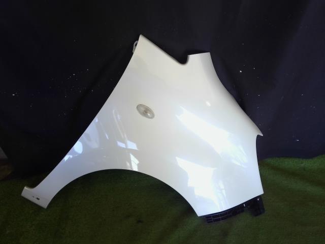 デリカD2 DBA-MB15S Z7T ホワイトパール フロント右フェンダー X Z7T MQ501211拍卖