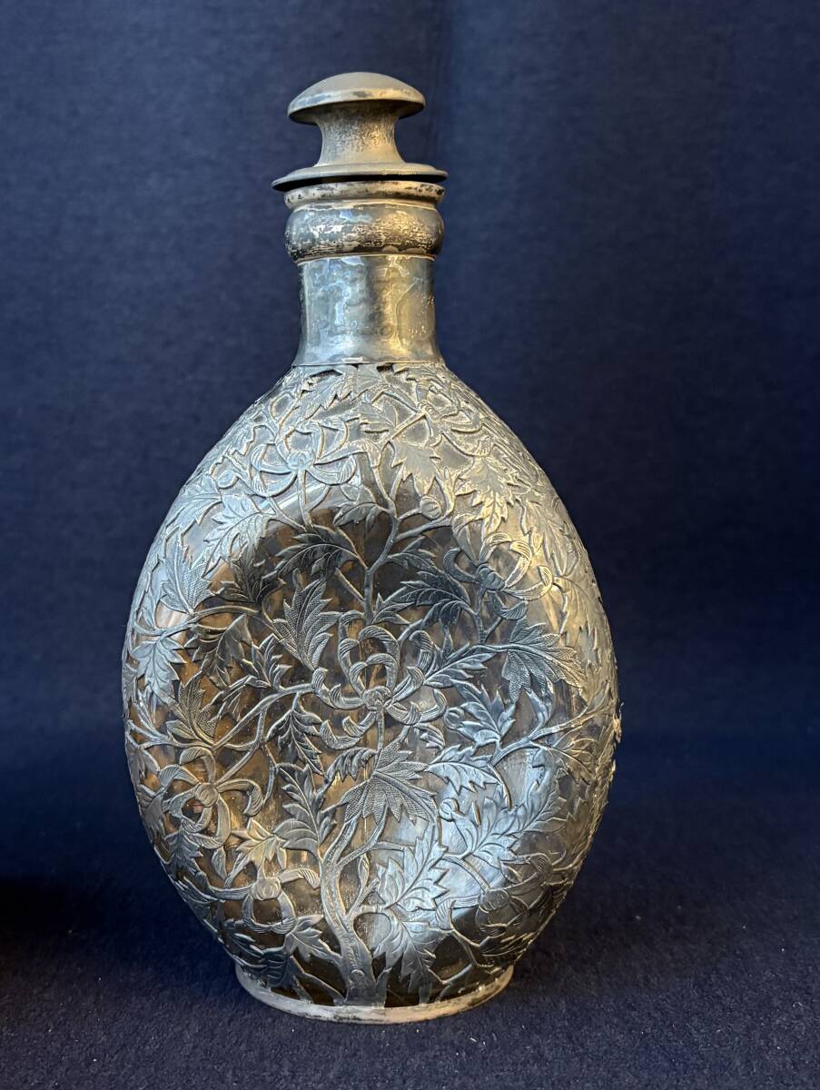 銀器 デキャンタ 銀製 菊紋 銀被せ 「S T E R L I N G」刻印 シルバー925 酒器 ワイン SILVER 銀細工 金属工芸 アンティーク拍卖